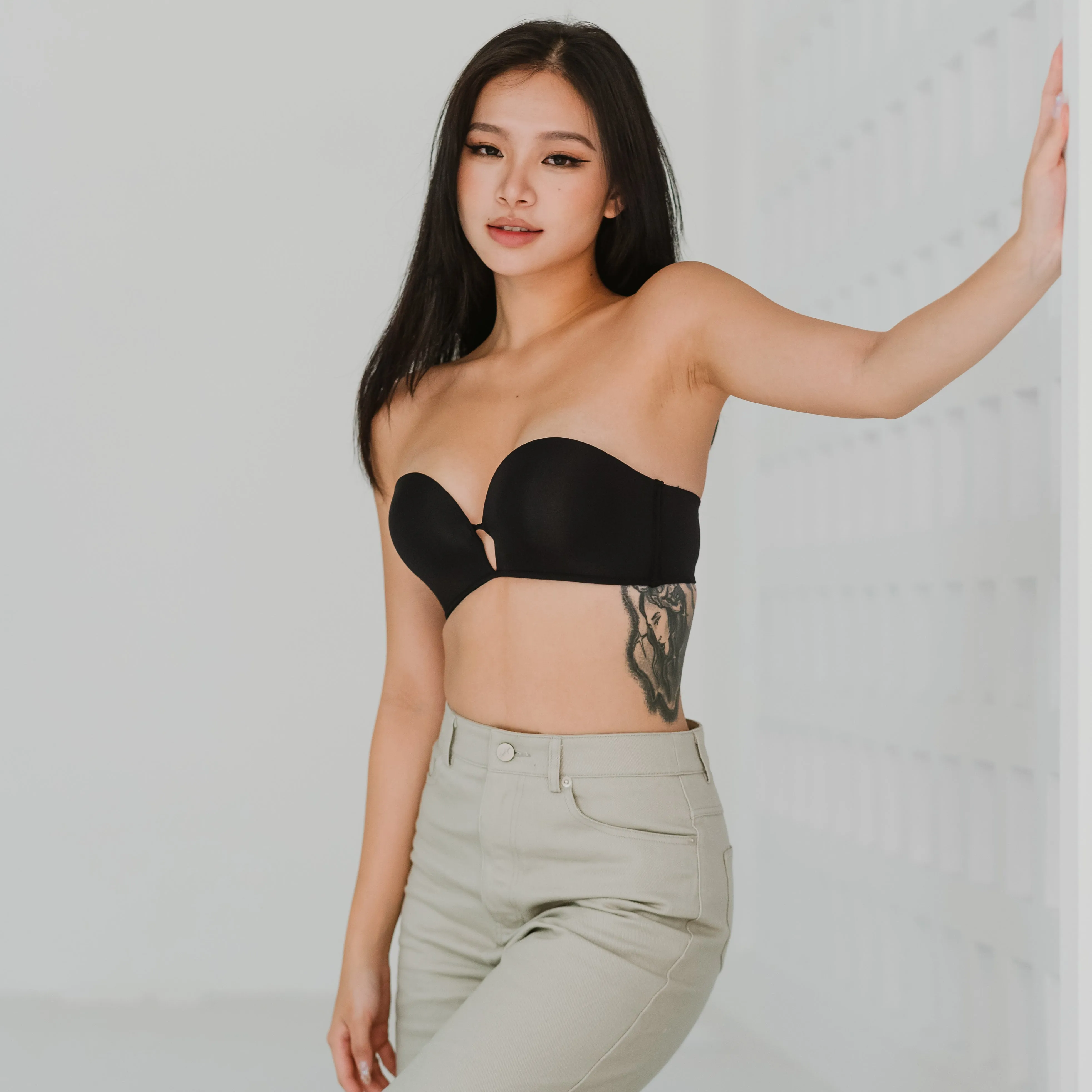 4CM Ultra! Lift It Up! 100% Non-Slip Super Push Up Strapless Wireless Bra in Black