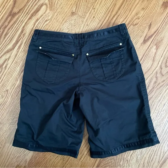Burberry London blue label women’s shorts size 38 US 4. Black pockets