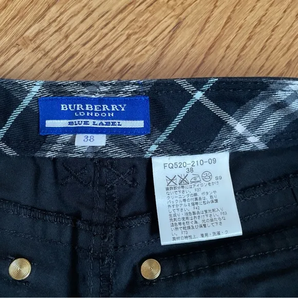 Burberry London blue label women’s shorts size 38 US 4. Black pockets