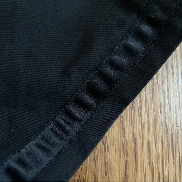 Burberry London blue label women’s shorts size 38 US 4. Black pockets