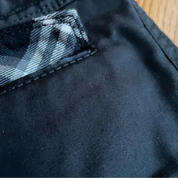 Burberry London blue label women’s shorts size 38 US 4. Black pockets
