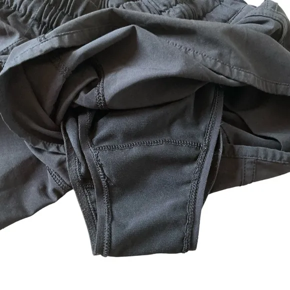 Lululemon tracker shorts black low rise lined size 4 running gym athletic yoga